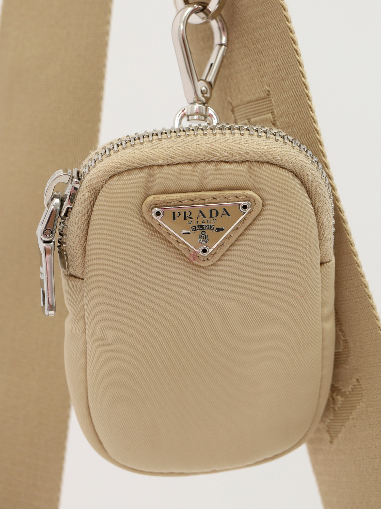Сумки Prada Re-Edition изображение #9