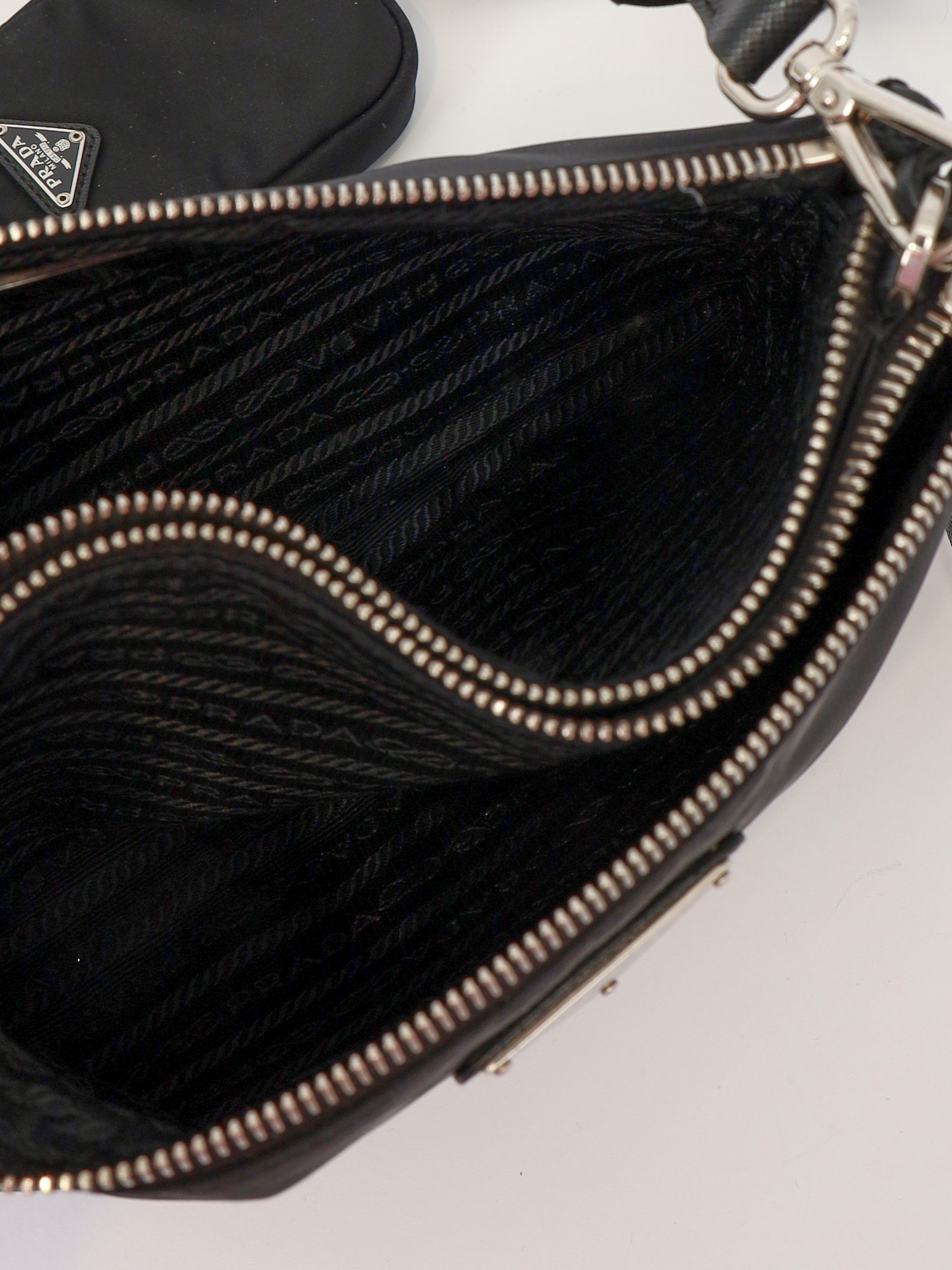 Сумки Prada Re-Edition 2000 изображение #12