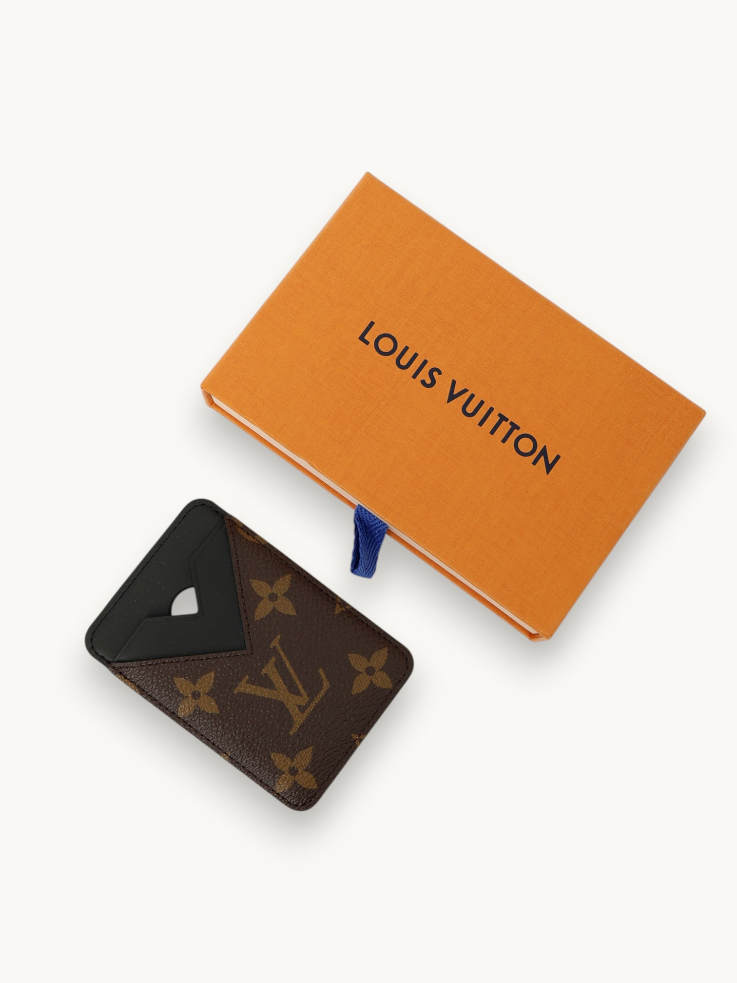 Аксессуары Louis Vuitton MagSafe Wallet изображение #3