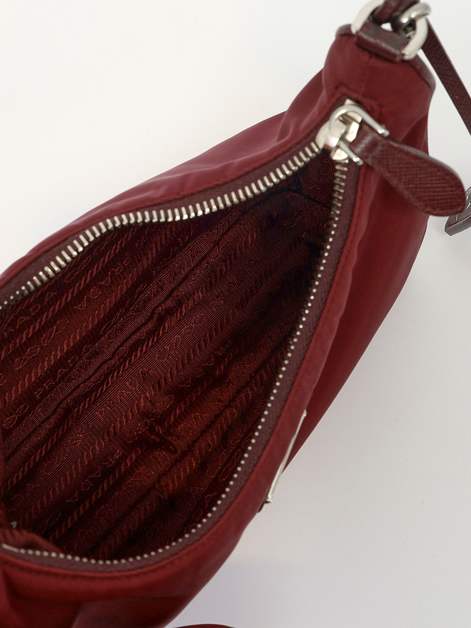 Сумки Prada Re-Edition 2005 изображение #10