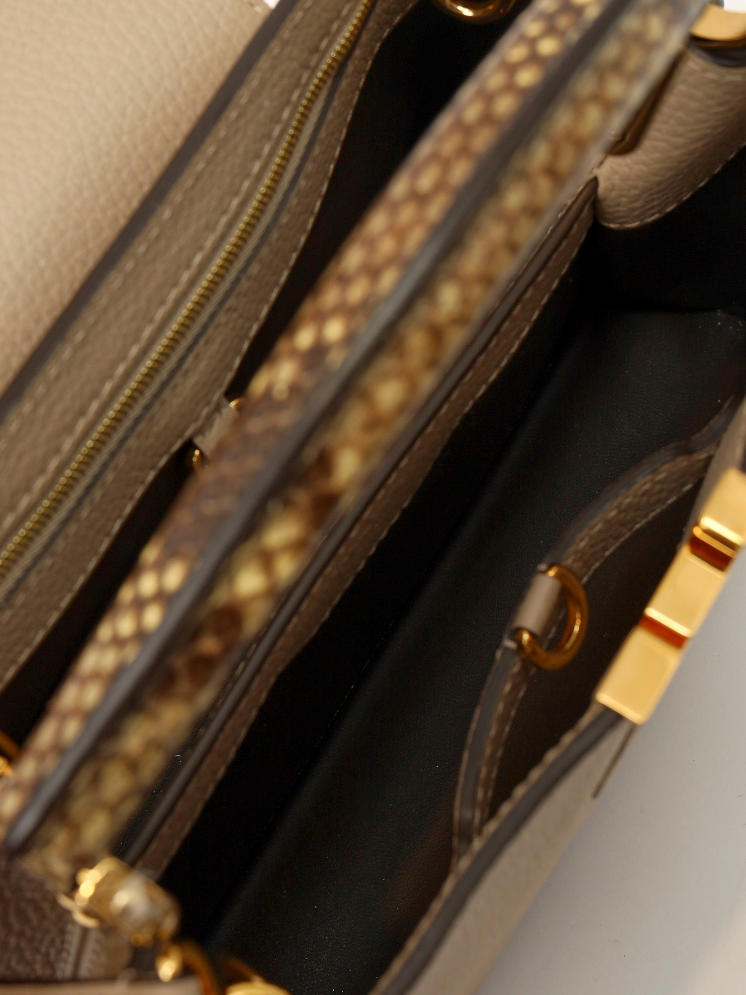 Сумки Louis Vuitton Capucines  изображение #12