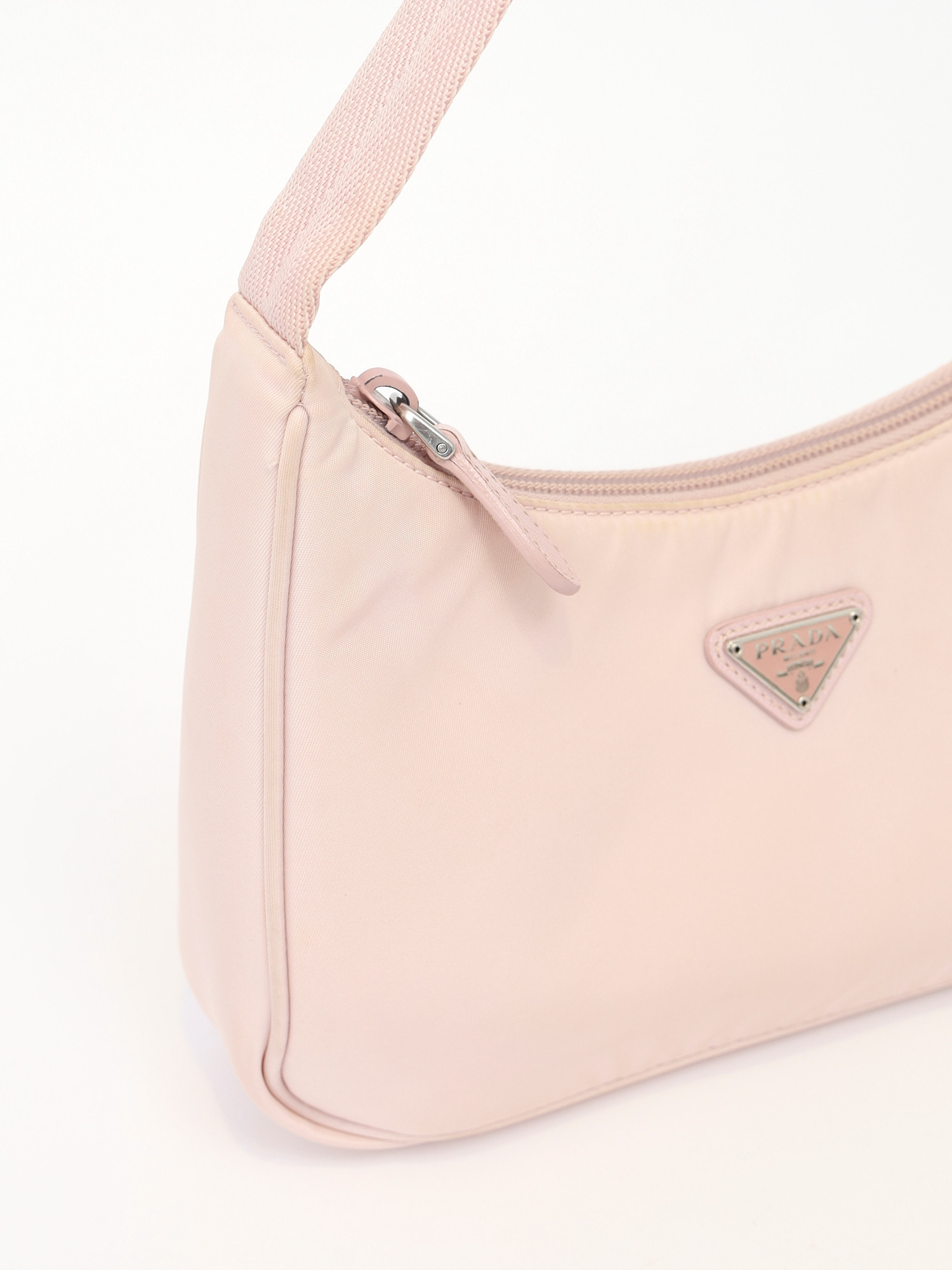 Сумки Prada Re-Edition 2000 изображение #6