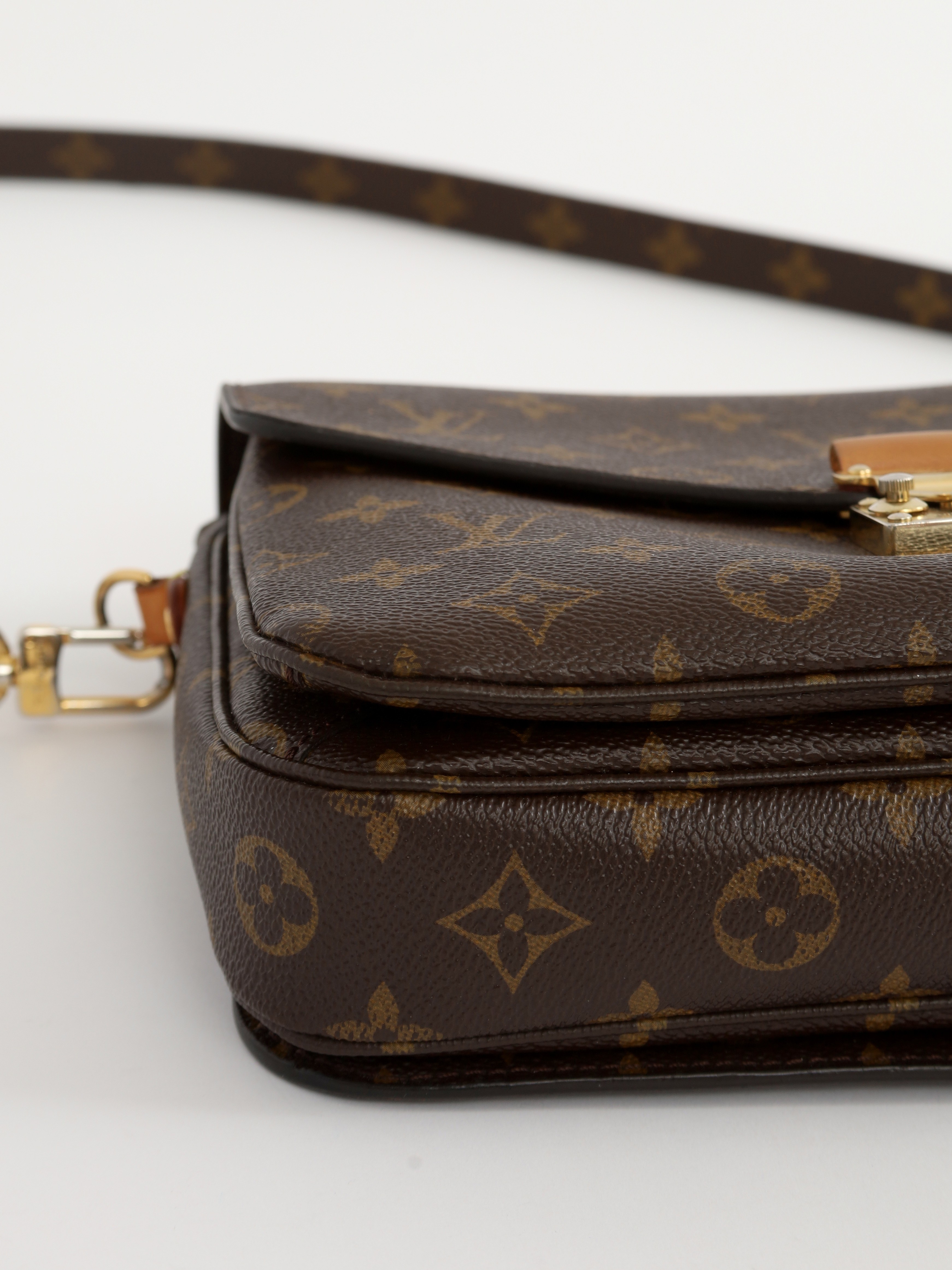 Louis Vuitton Pochette Metis  4