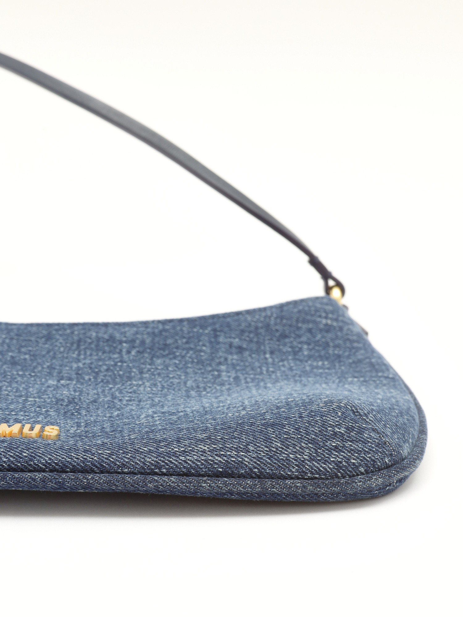 Jacquemus Le Bisou 7