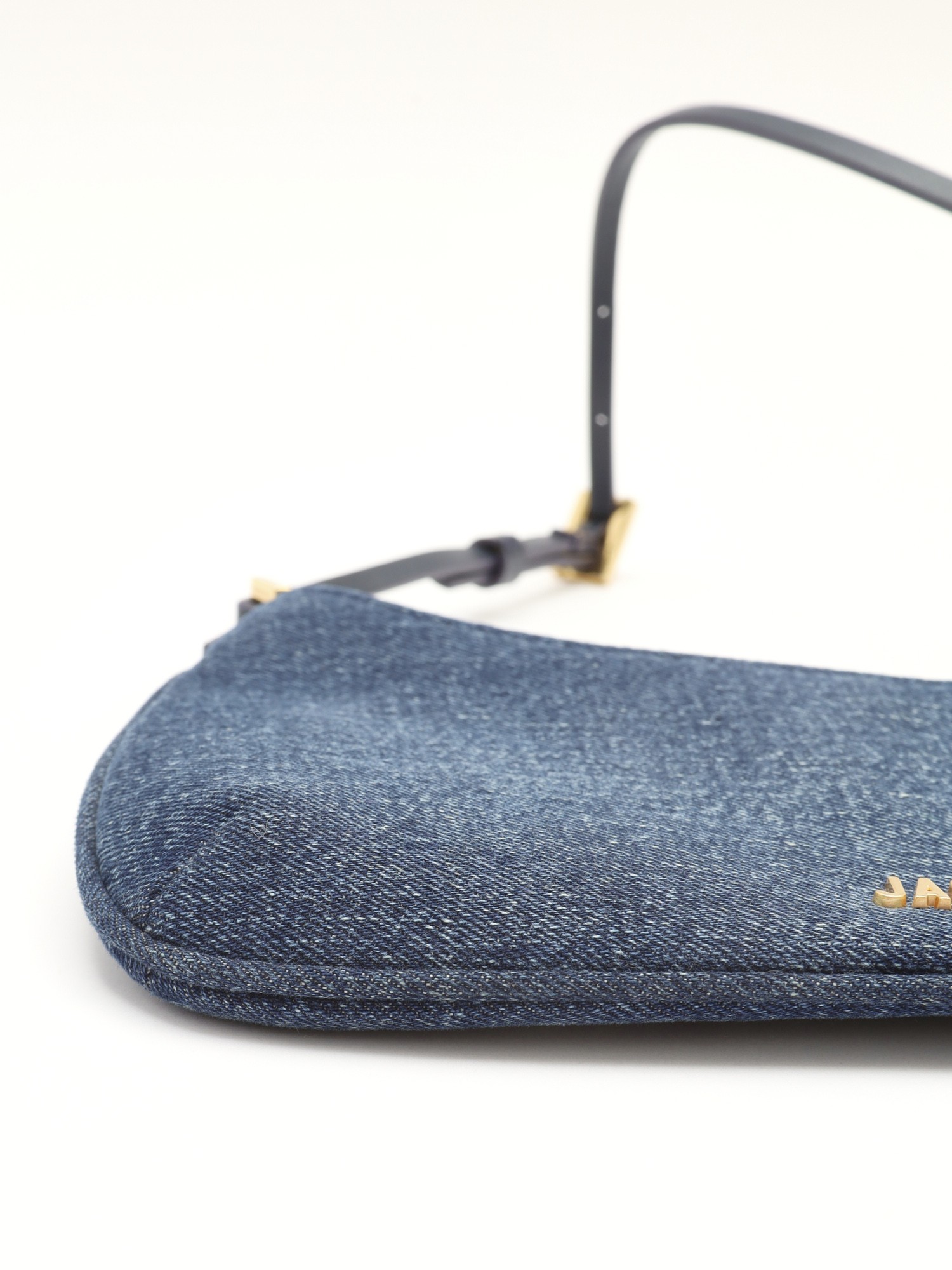 Jacquemus Le Bisou 6