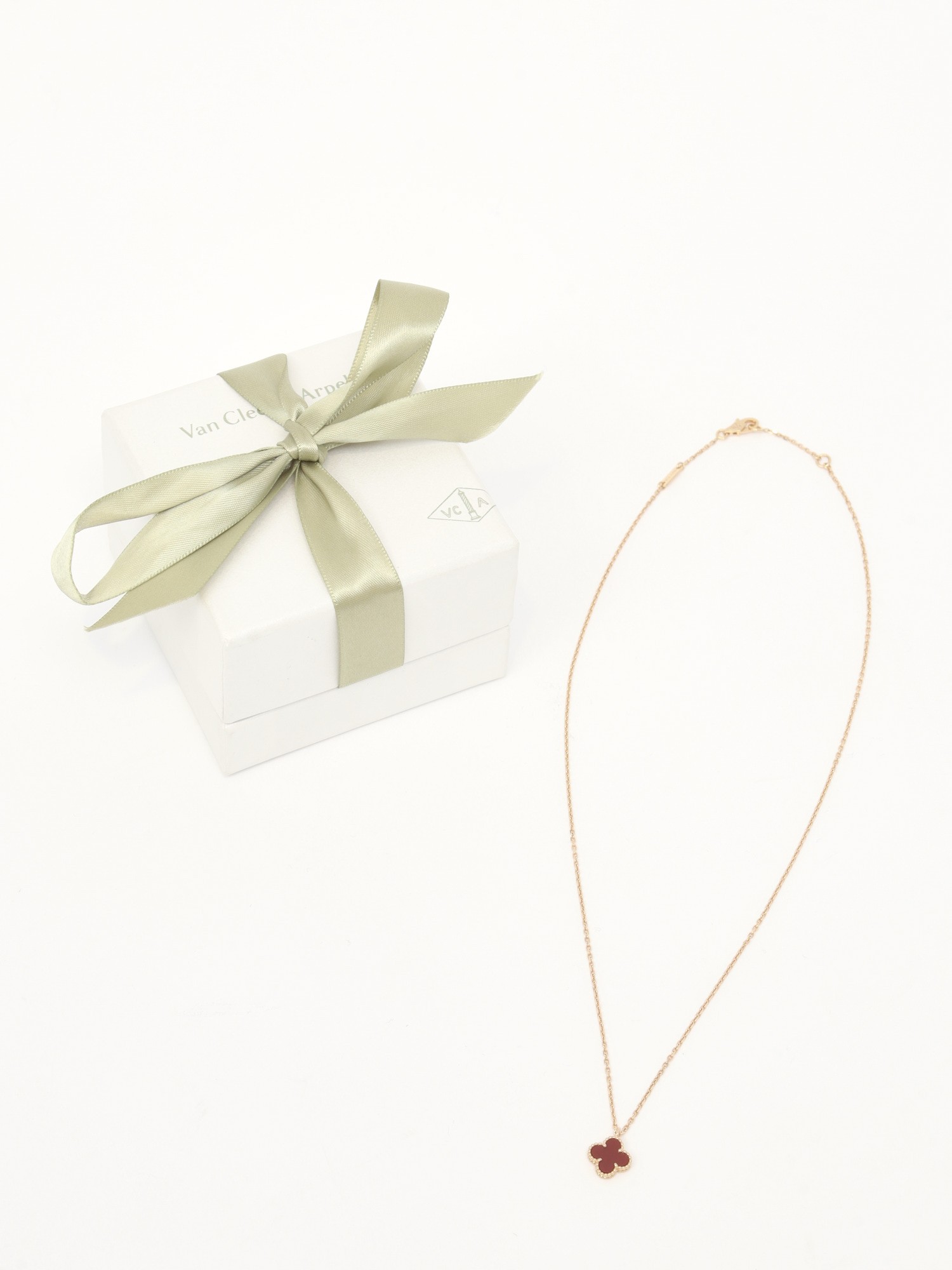 Van Cleef & Arpels Alhambra 2