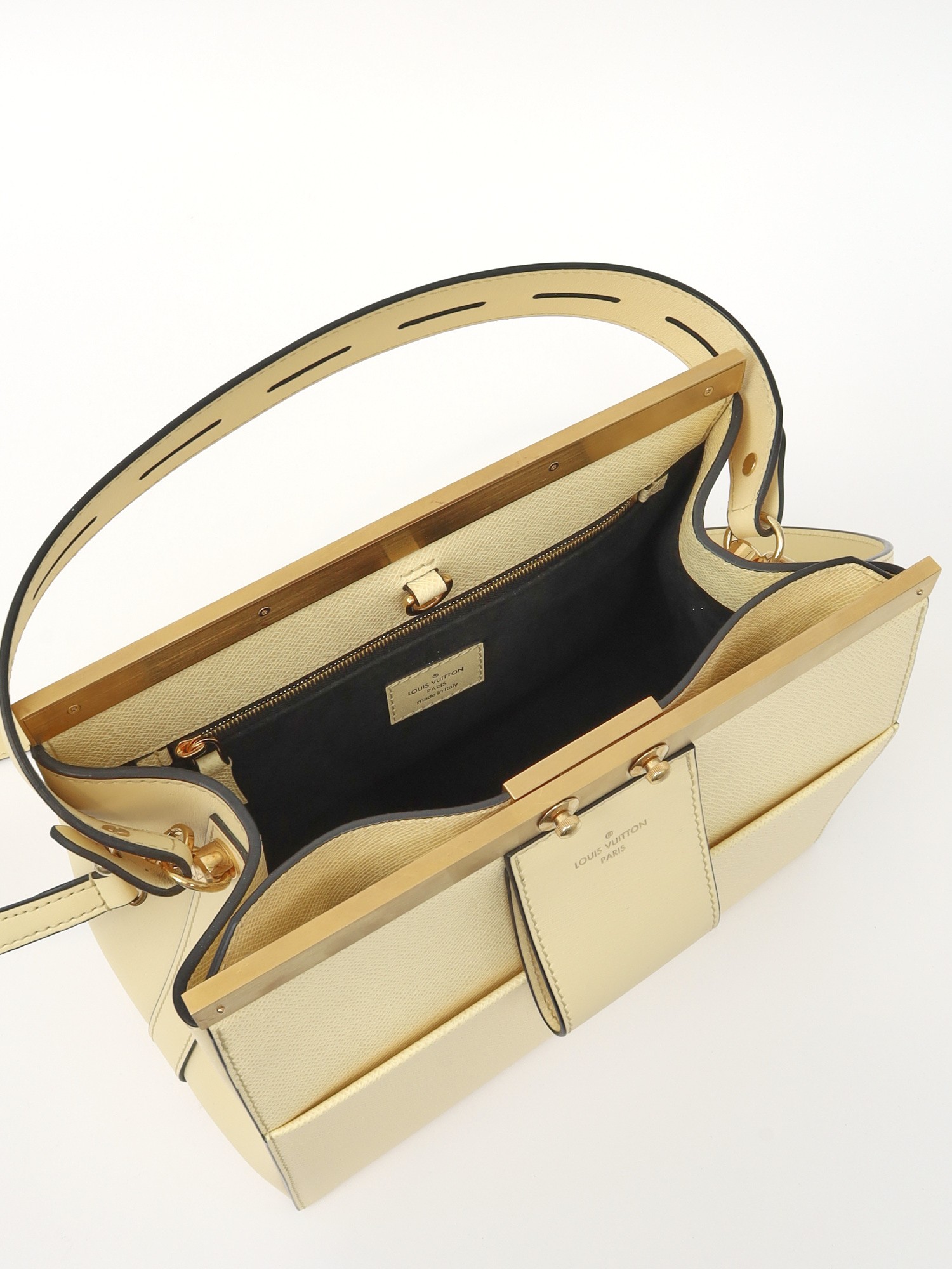 Louis Vuitton City Frame 10