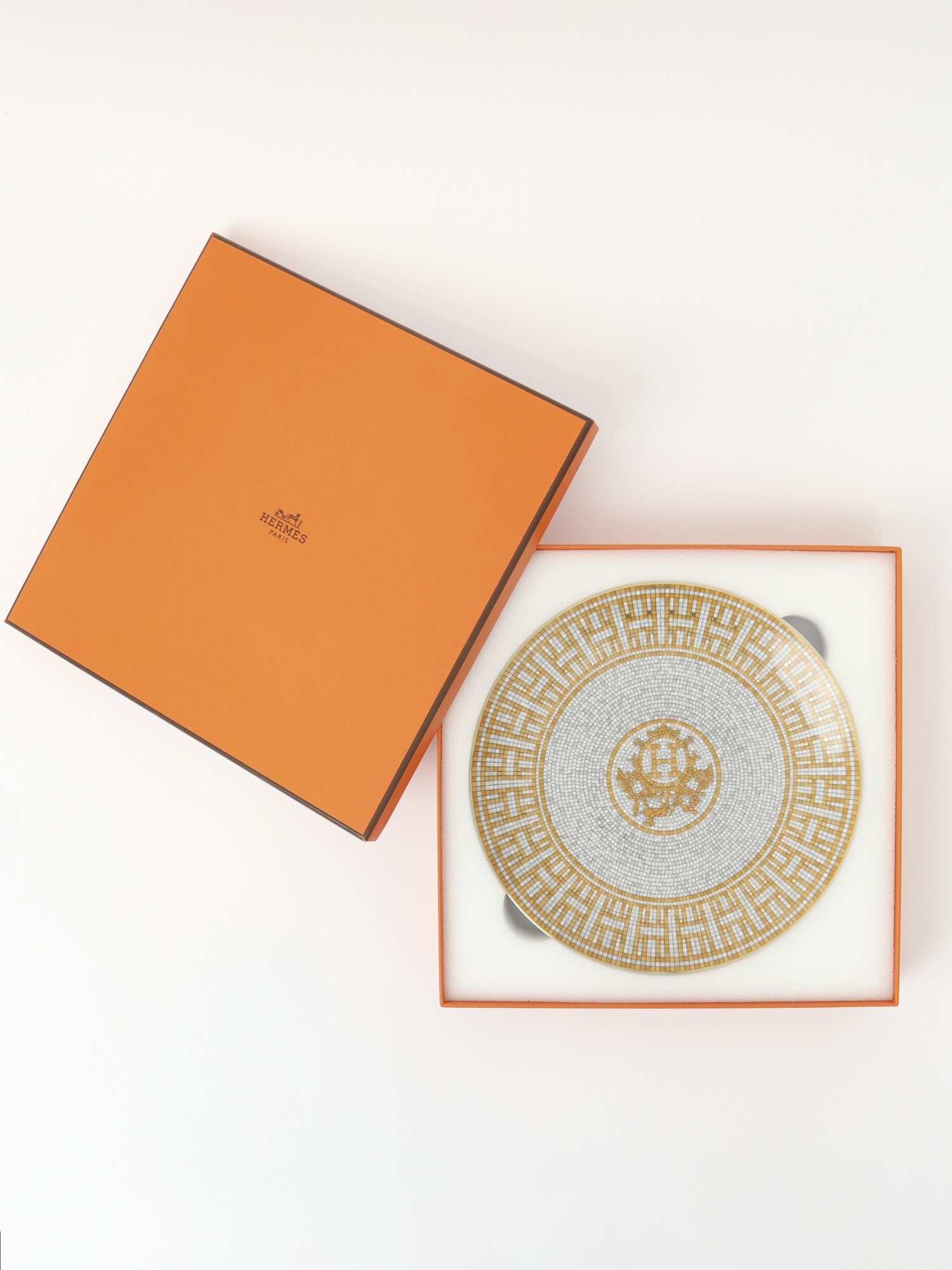 Hermes Set of plates  1