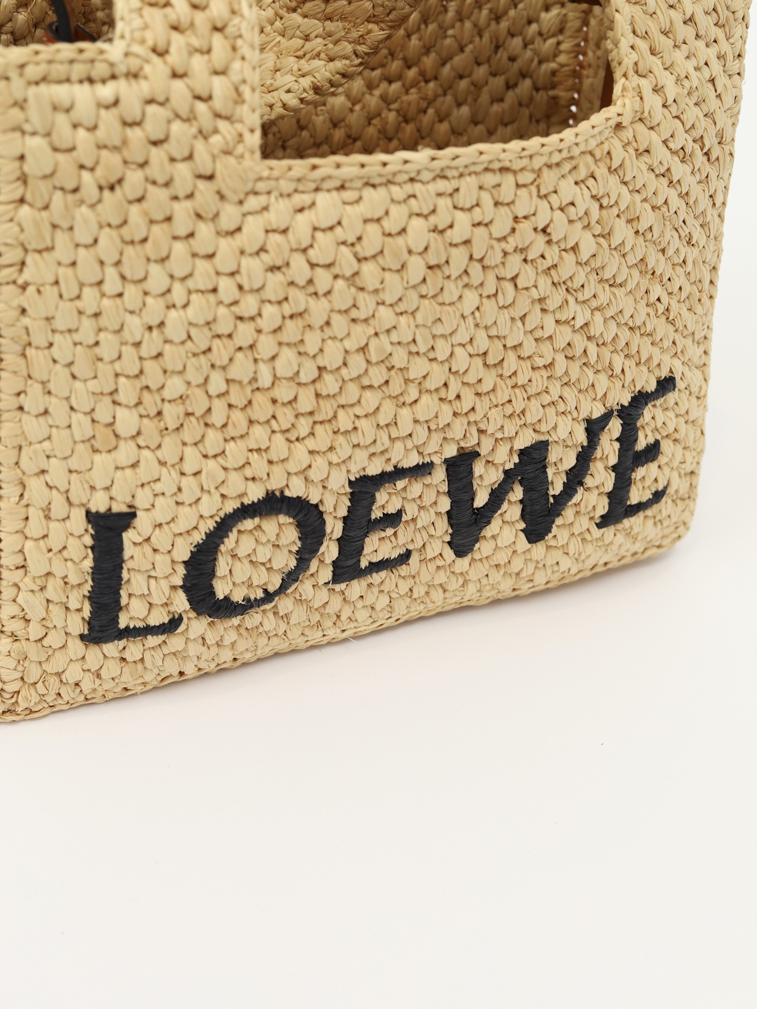 Loewe Font 5
