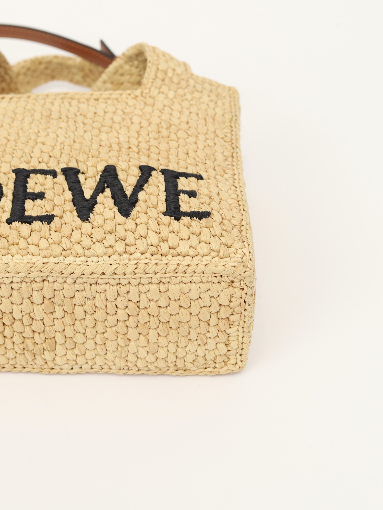 Loewe Font 7