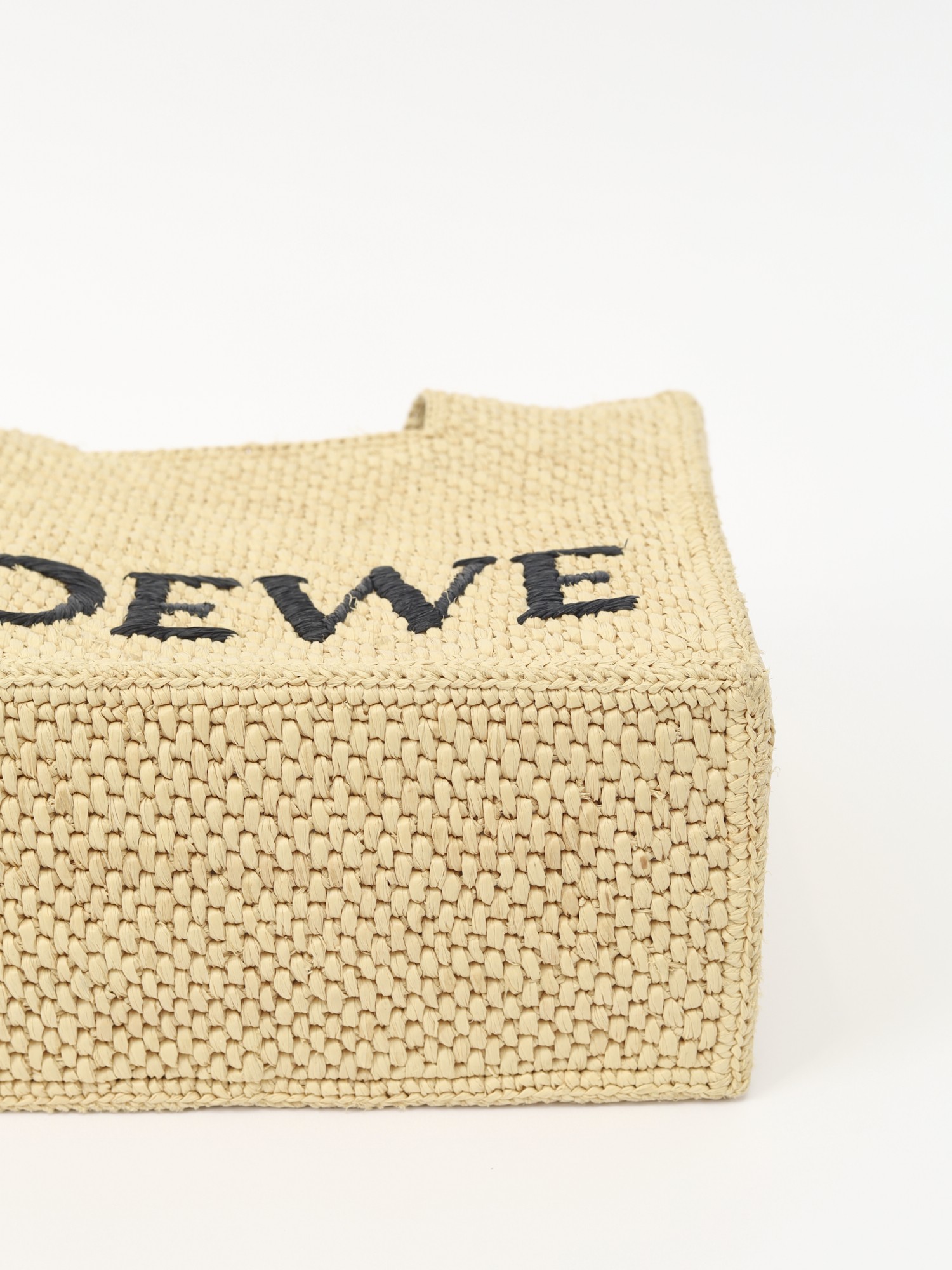 Loewe Font 6
