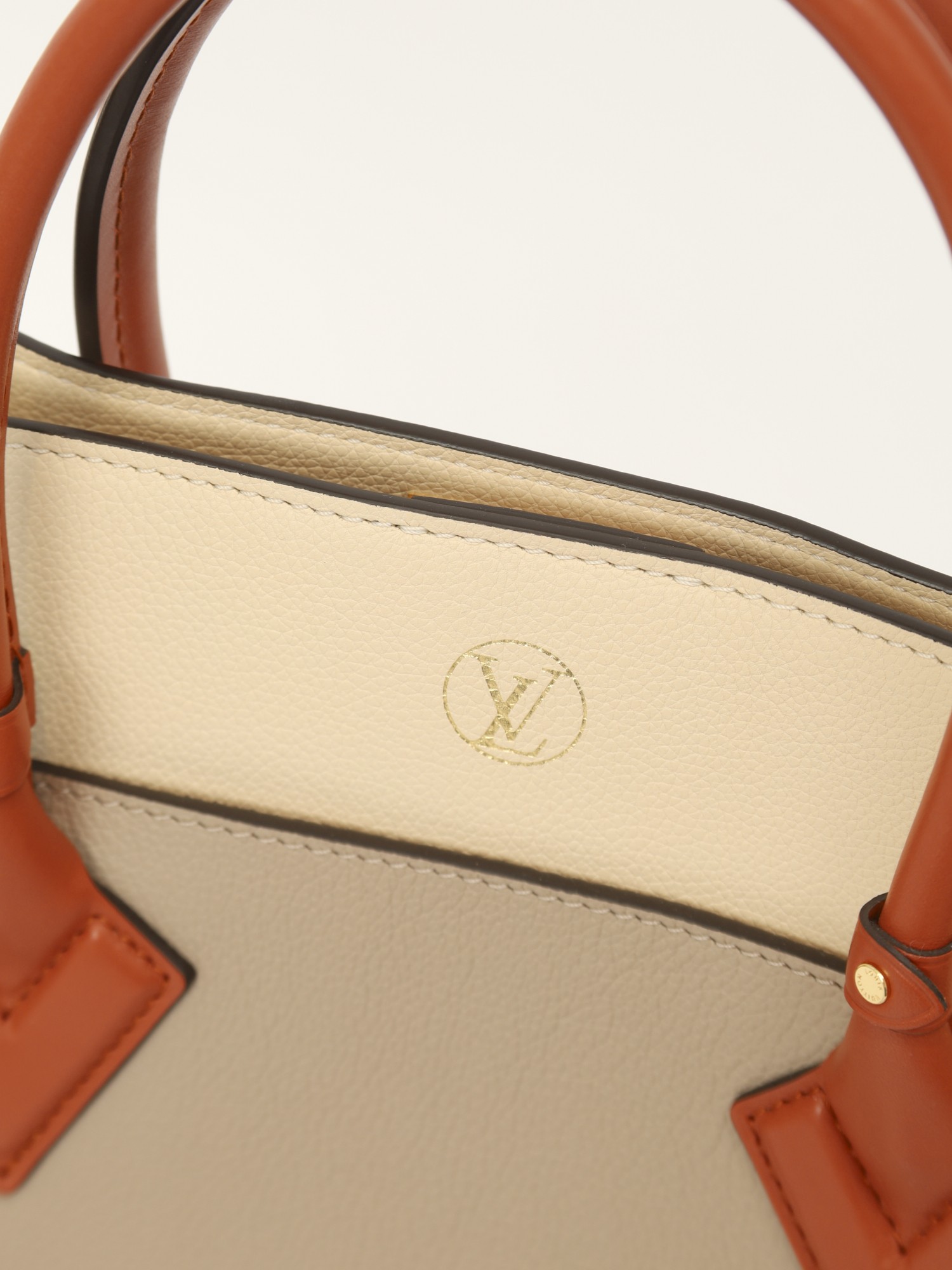 Louis Vuitton On My Side 8