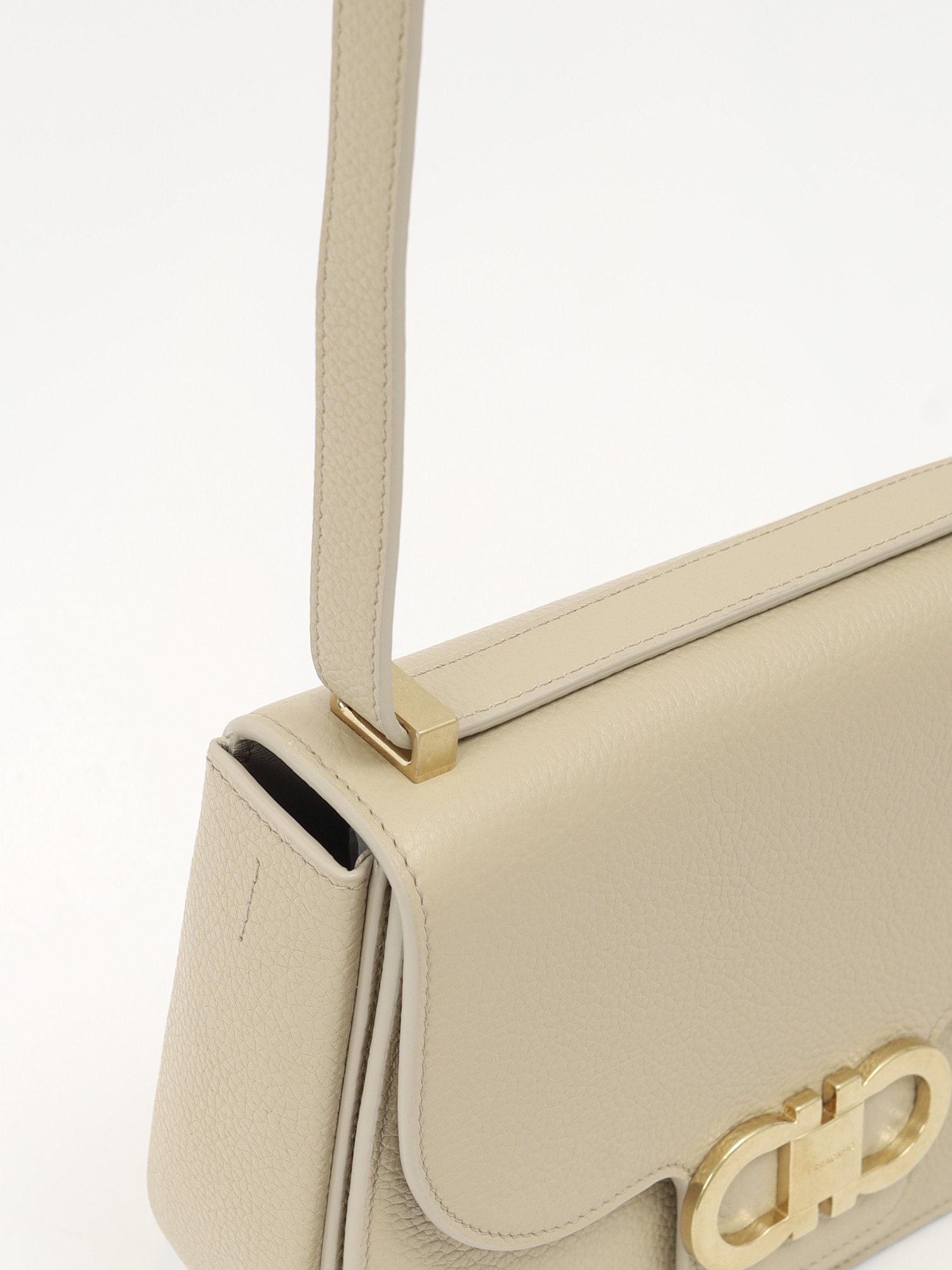 Salvatore Ferragamo Gancini 6