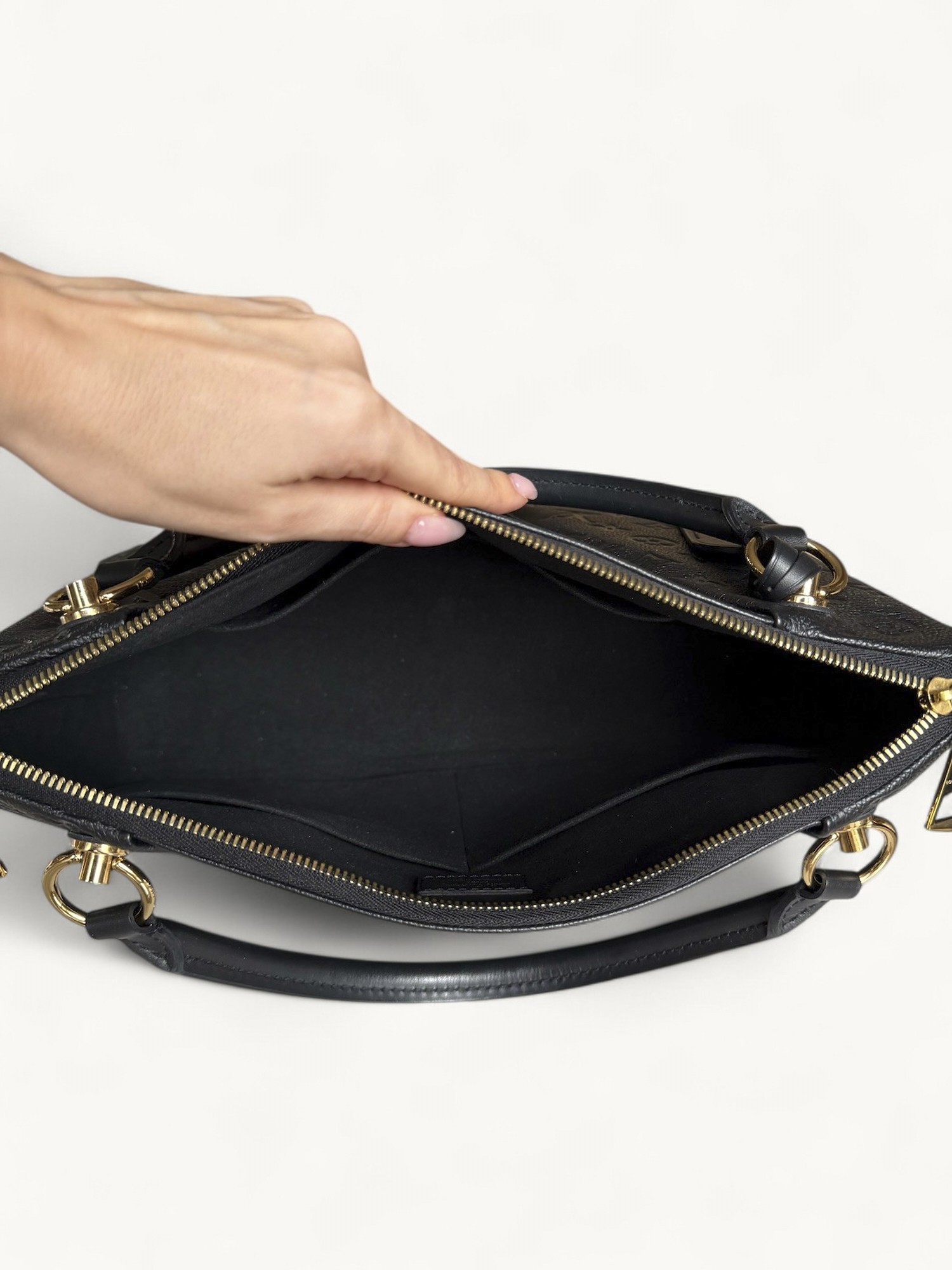 Louis Vuitton V Tote 4