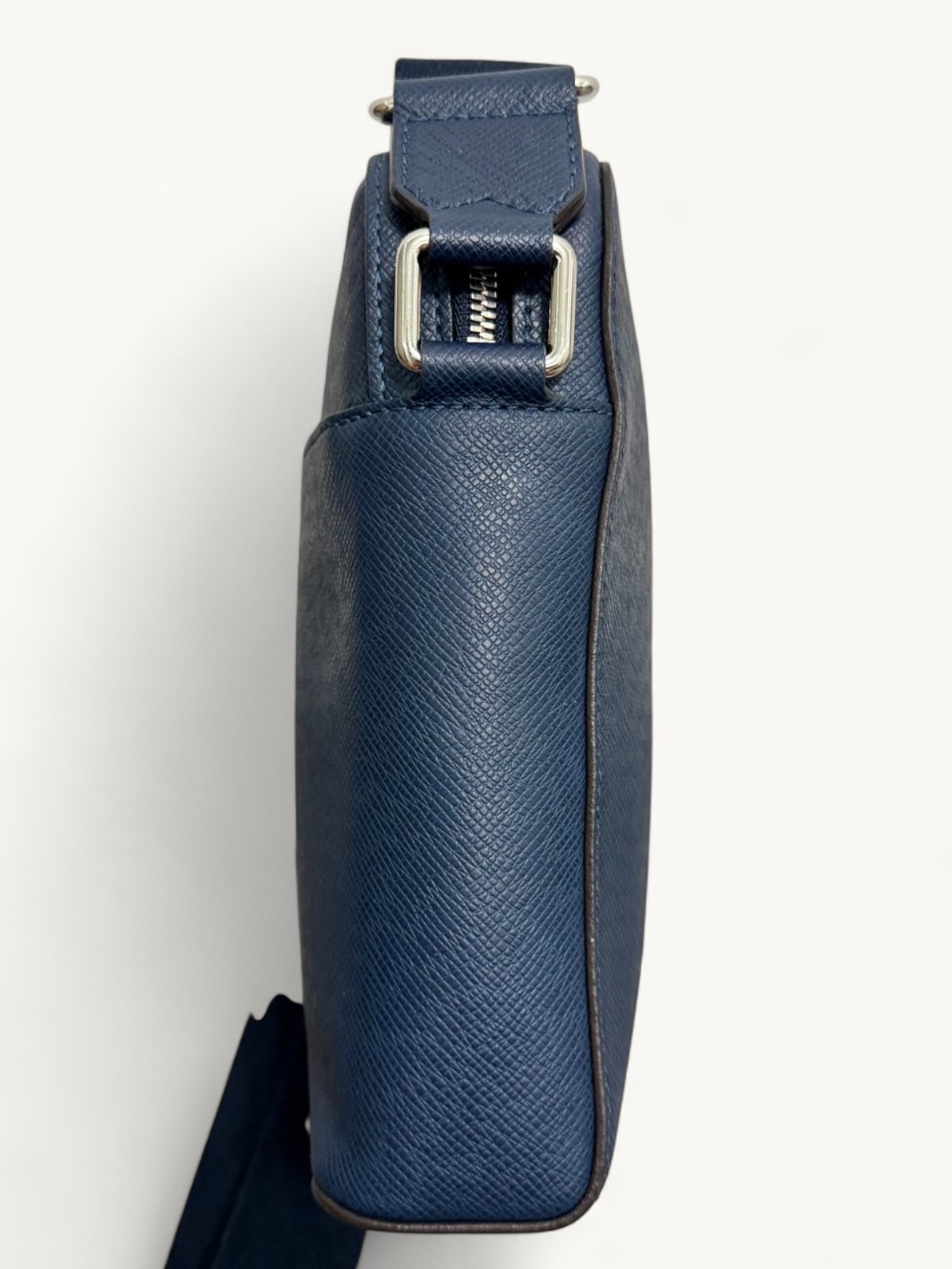 Louis Vuitton Anton 4