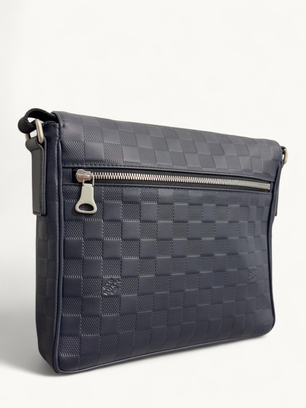 Louis Vuitton District 2