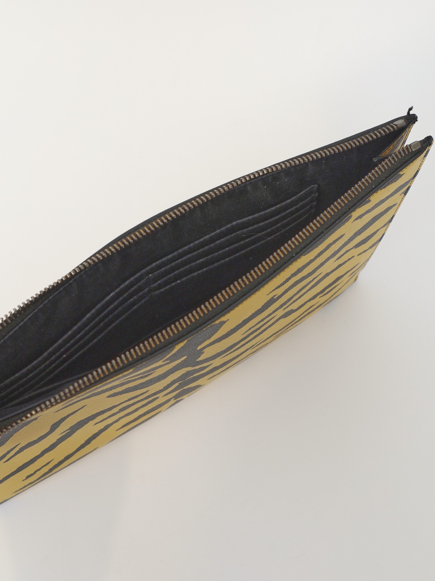 Saint Laurent Case 10