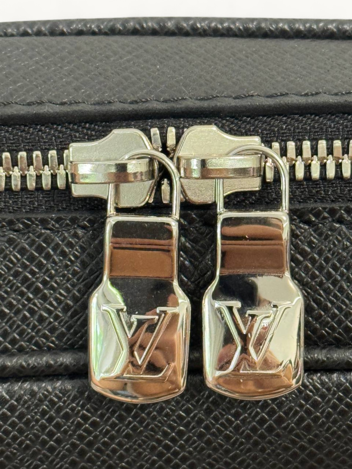 Louis Vuitton Alex 7