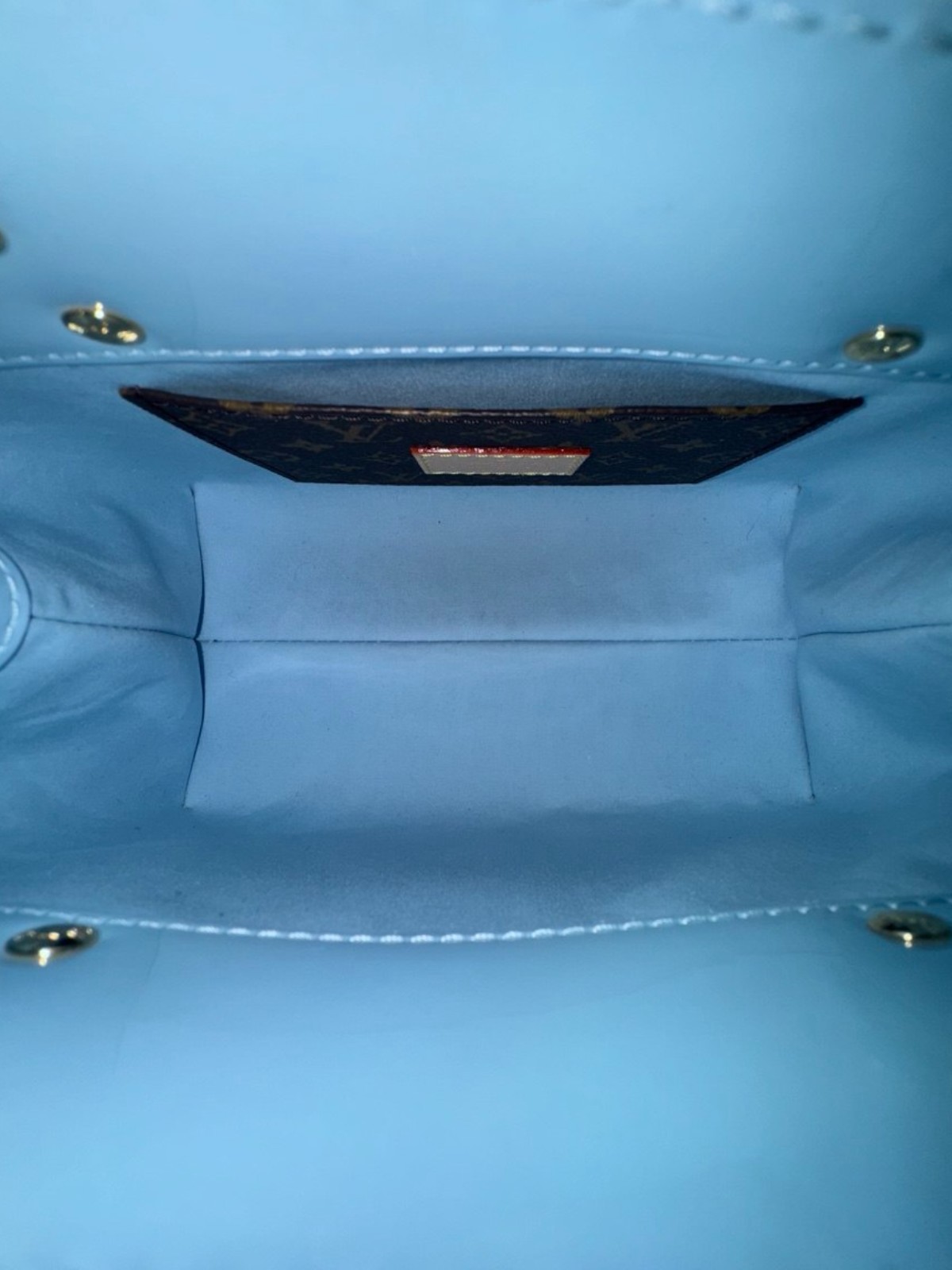 Louis Vuitton Reade 8