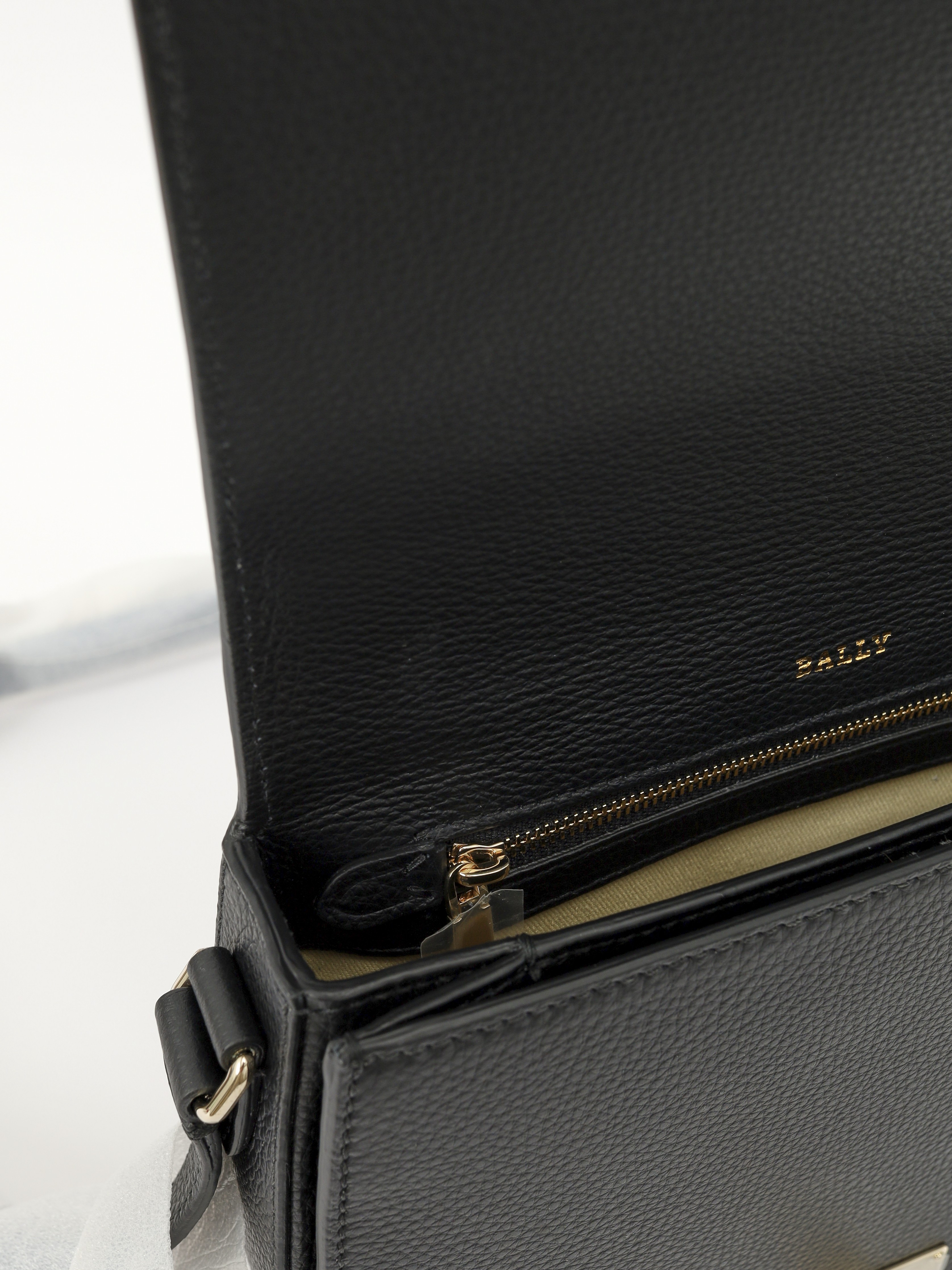 Bally Leather Bag  11