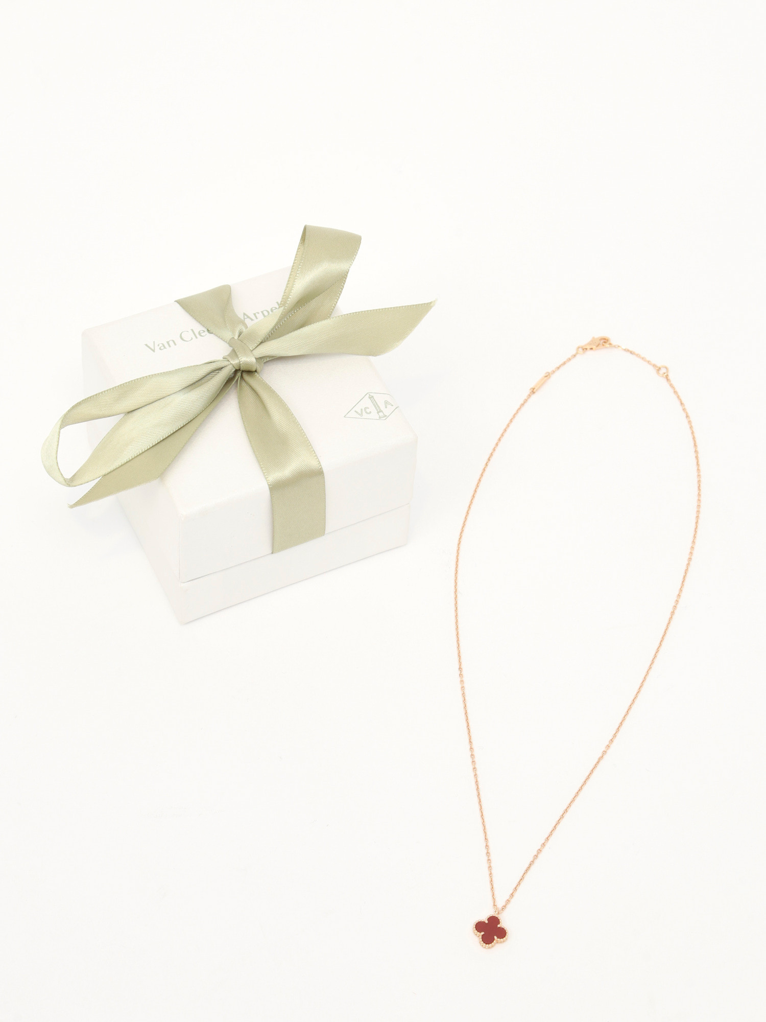 Van Cleef & Arpels Alhambra 4