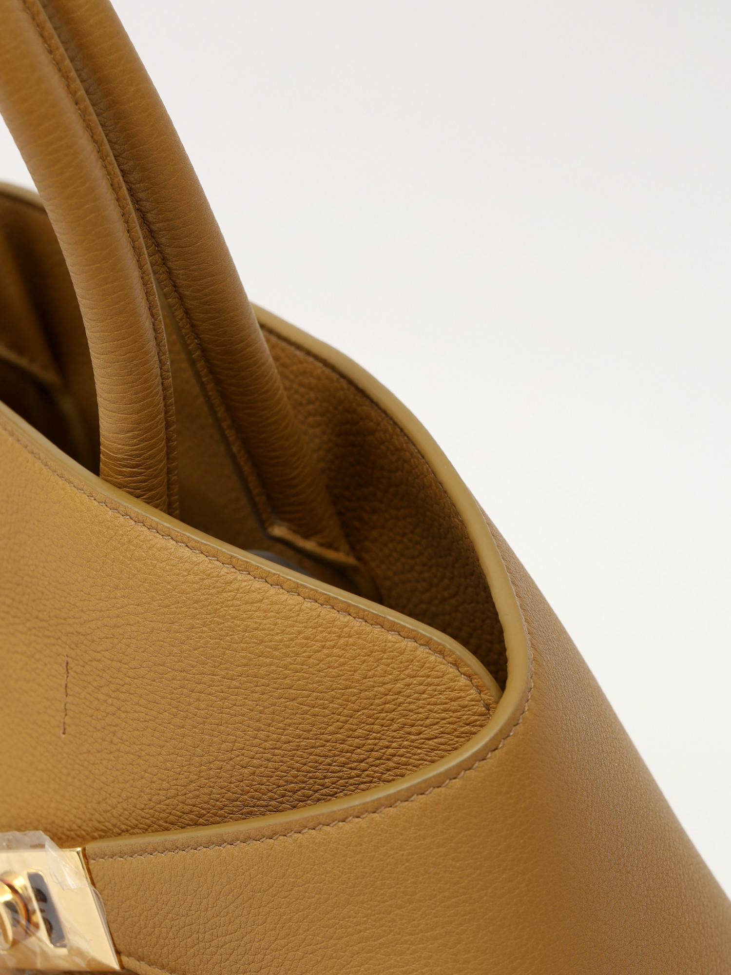 Salvatore Ferragamo Hug 7