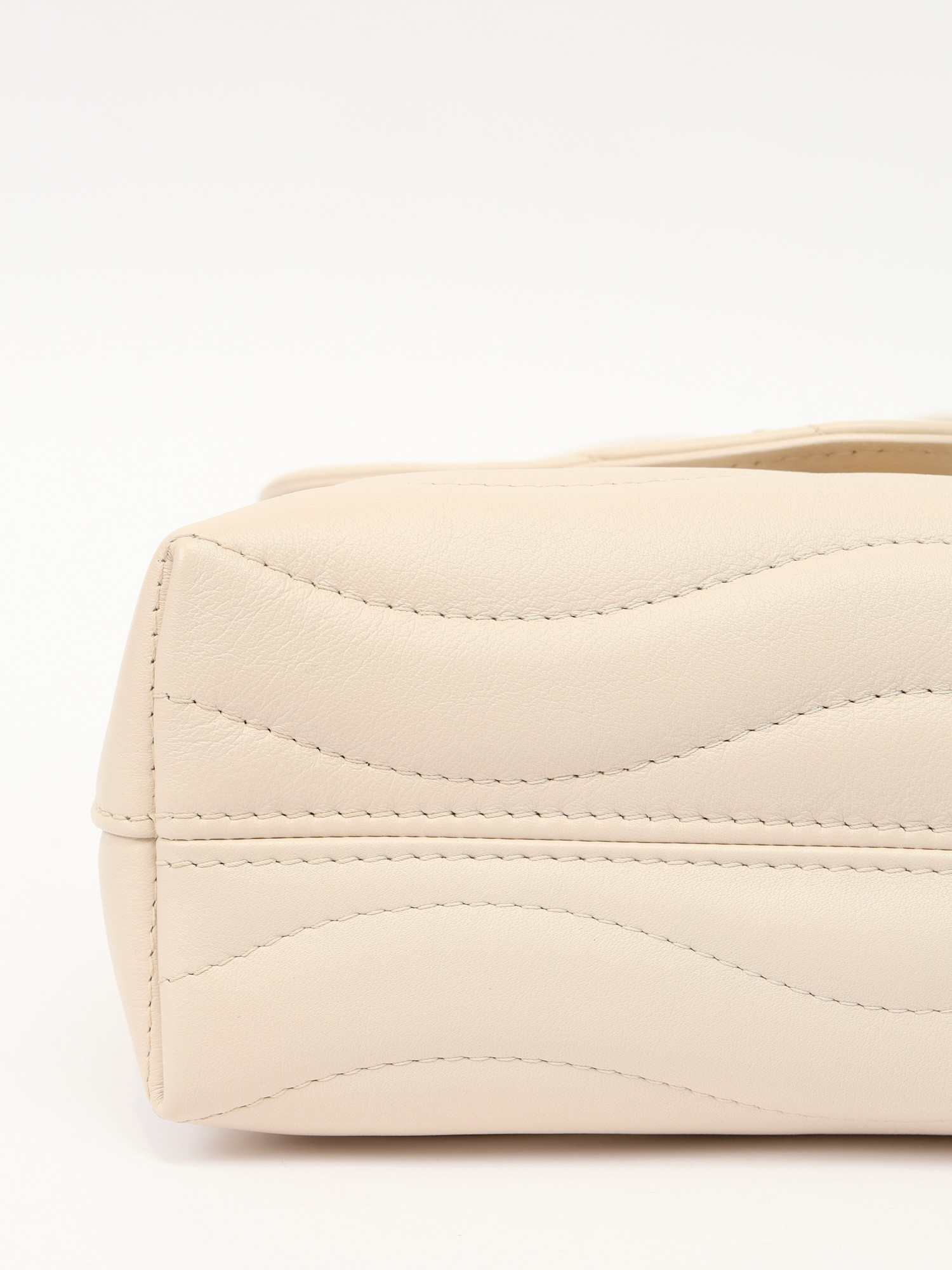 Louis Vuitton Hold Me  9