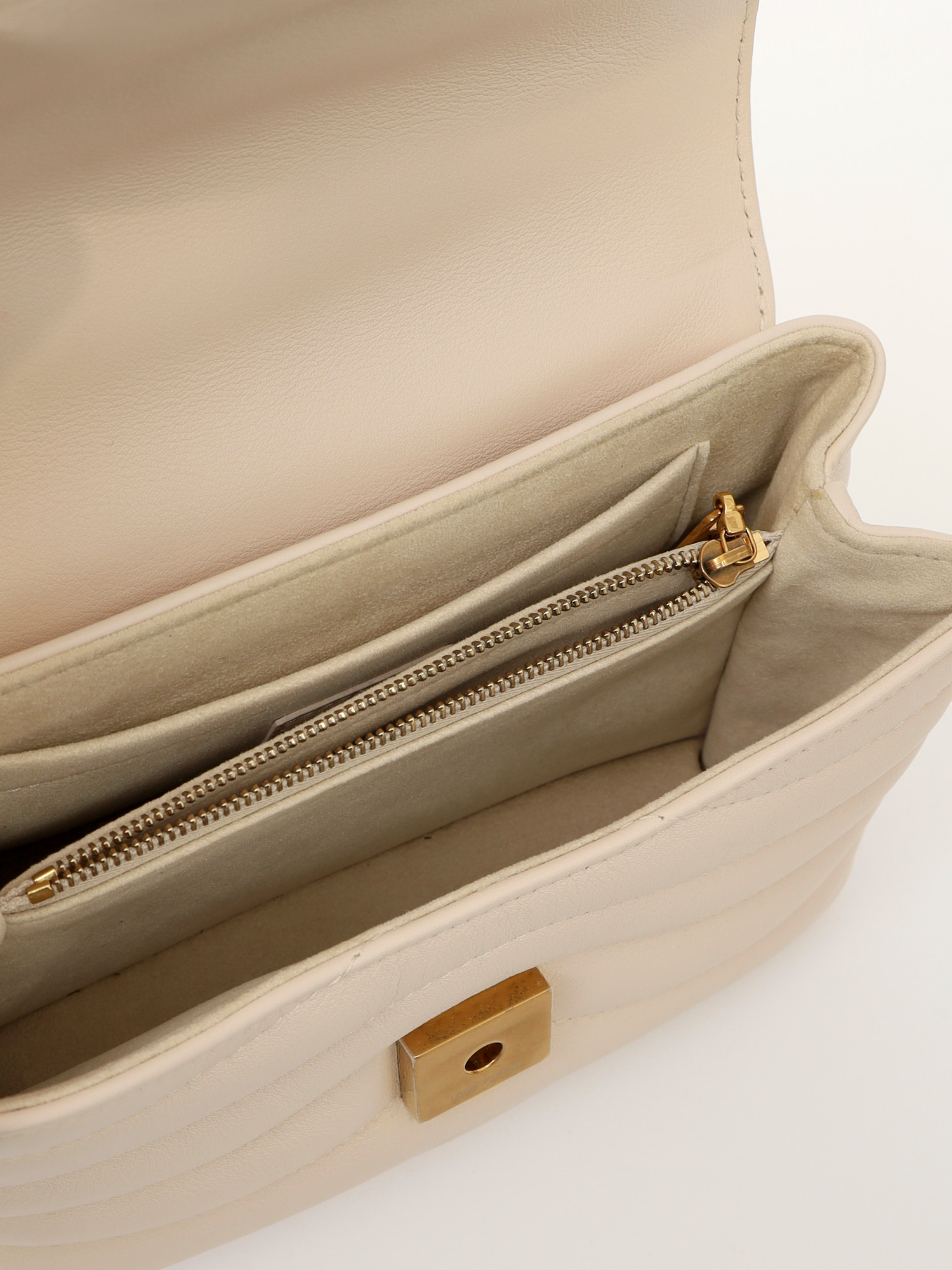 Louis Vuitton Hold Me  11