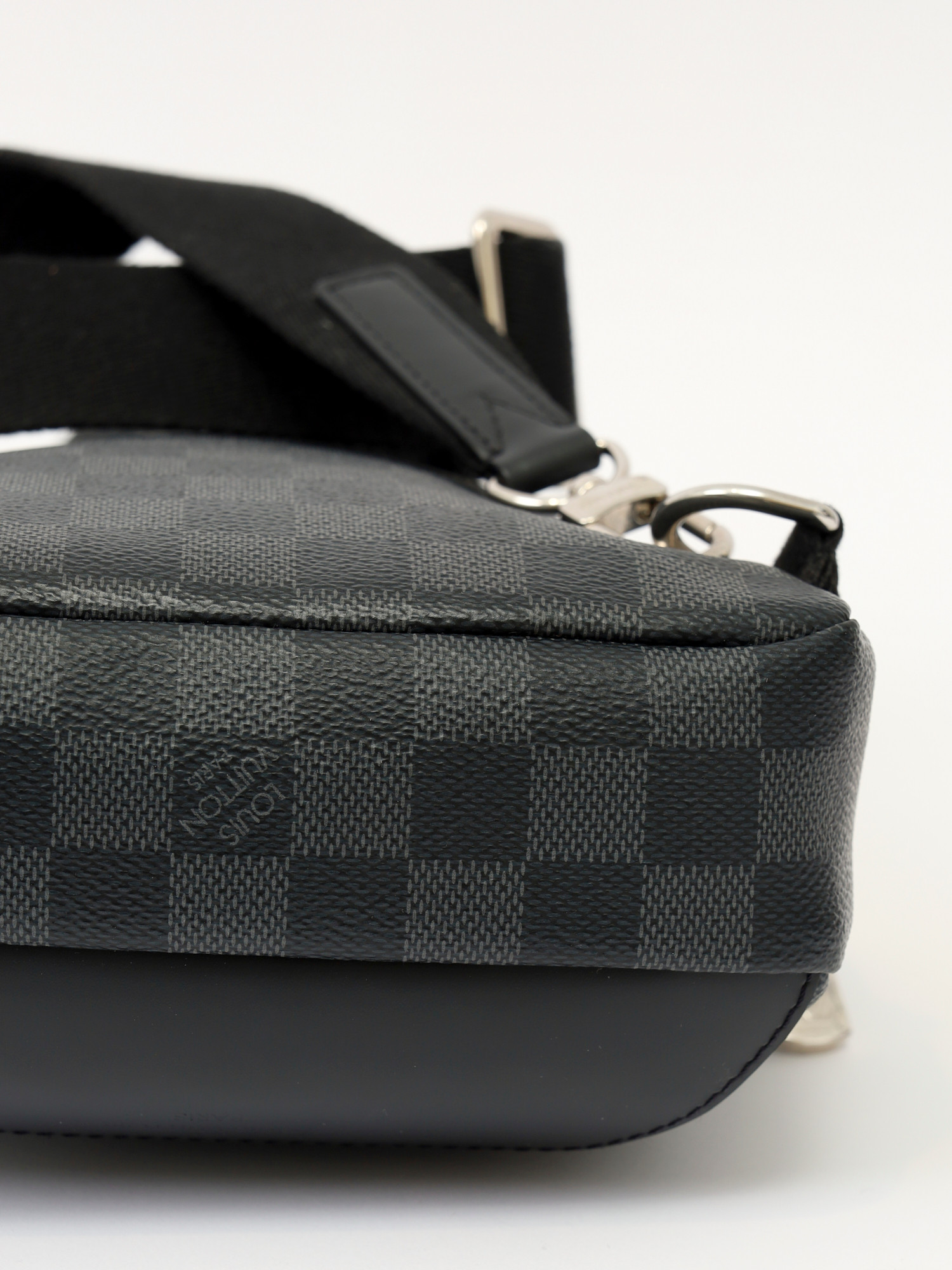 Louis Vuitton Avenue  9
