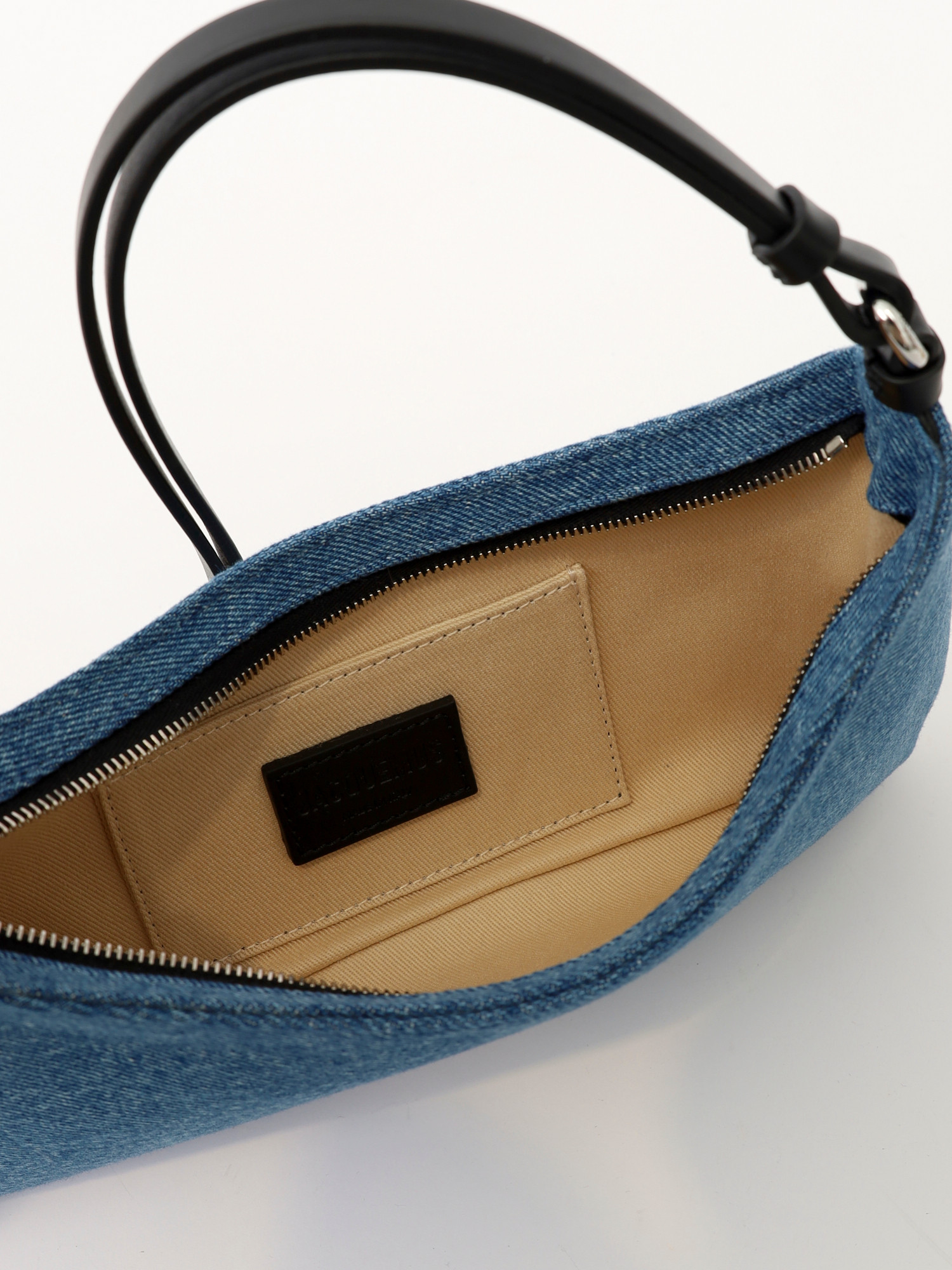 Jacquemus Le Bisou  9