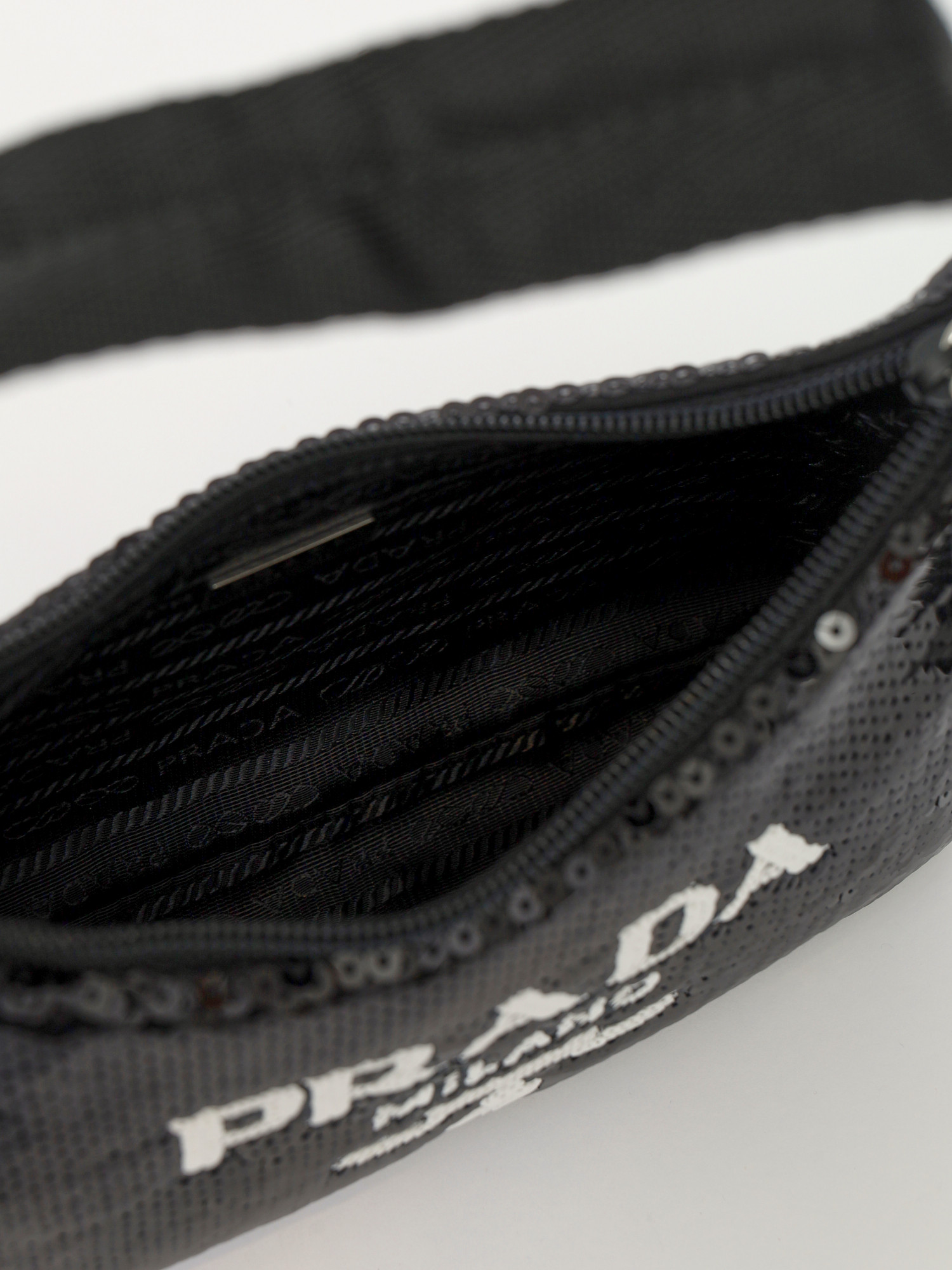 Сумки Prada Re-Edition изображение #11