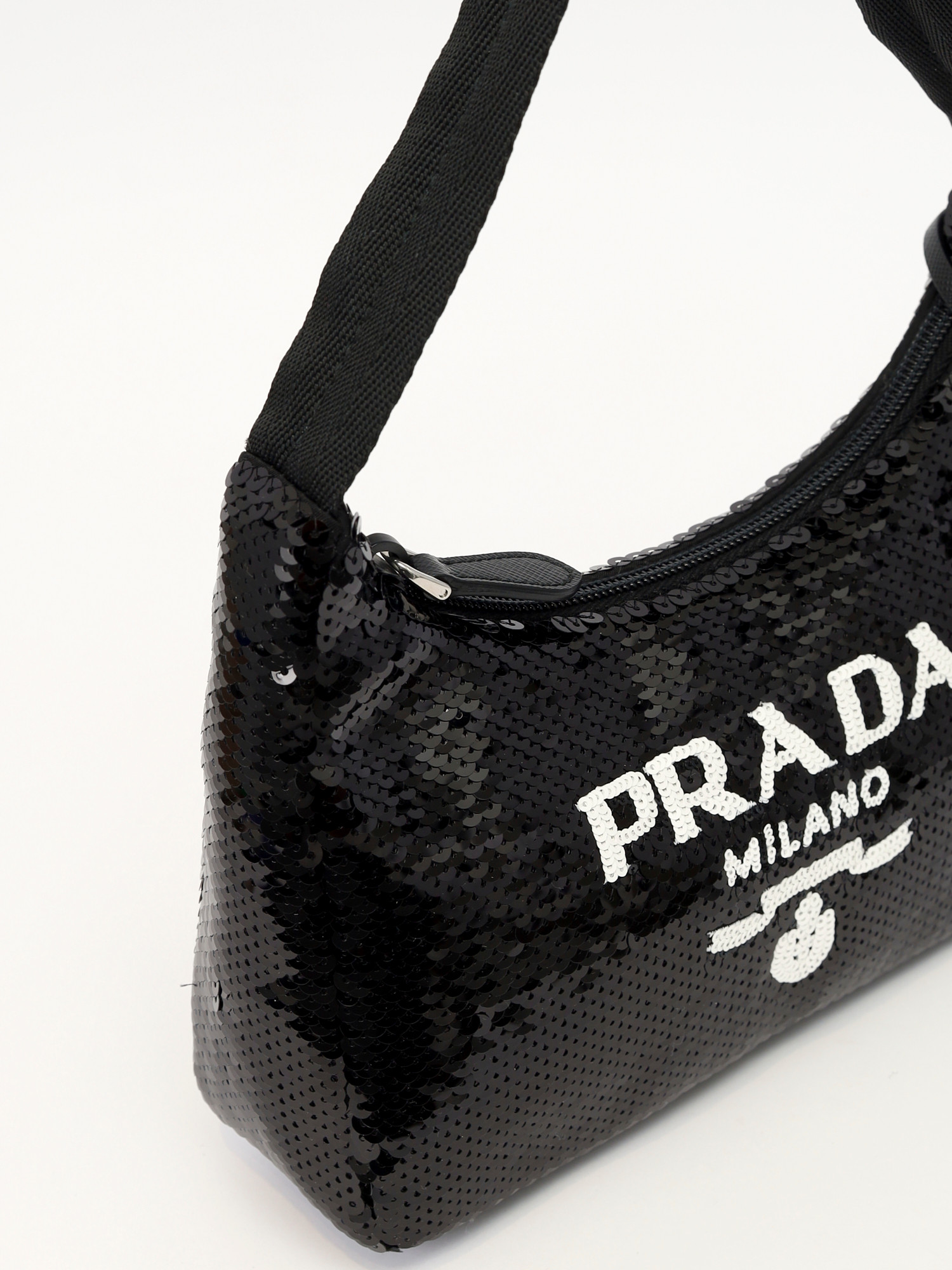 Сумки Prada Re-Edition изображение #7