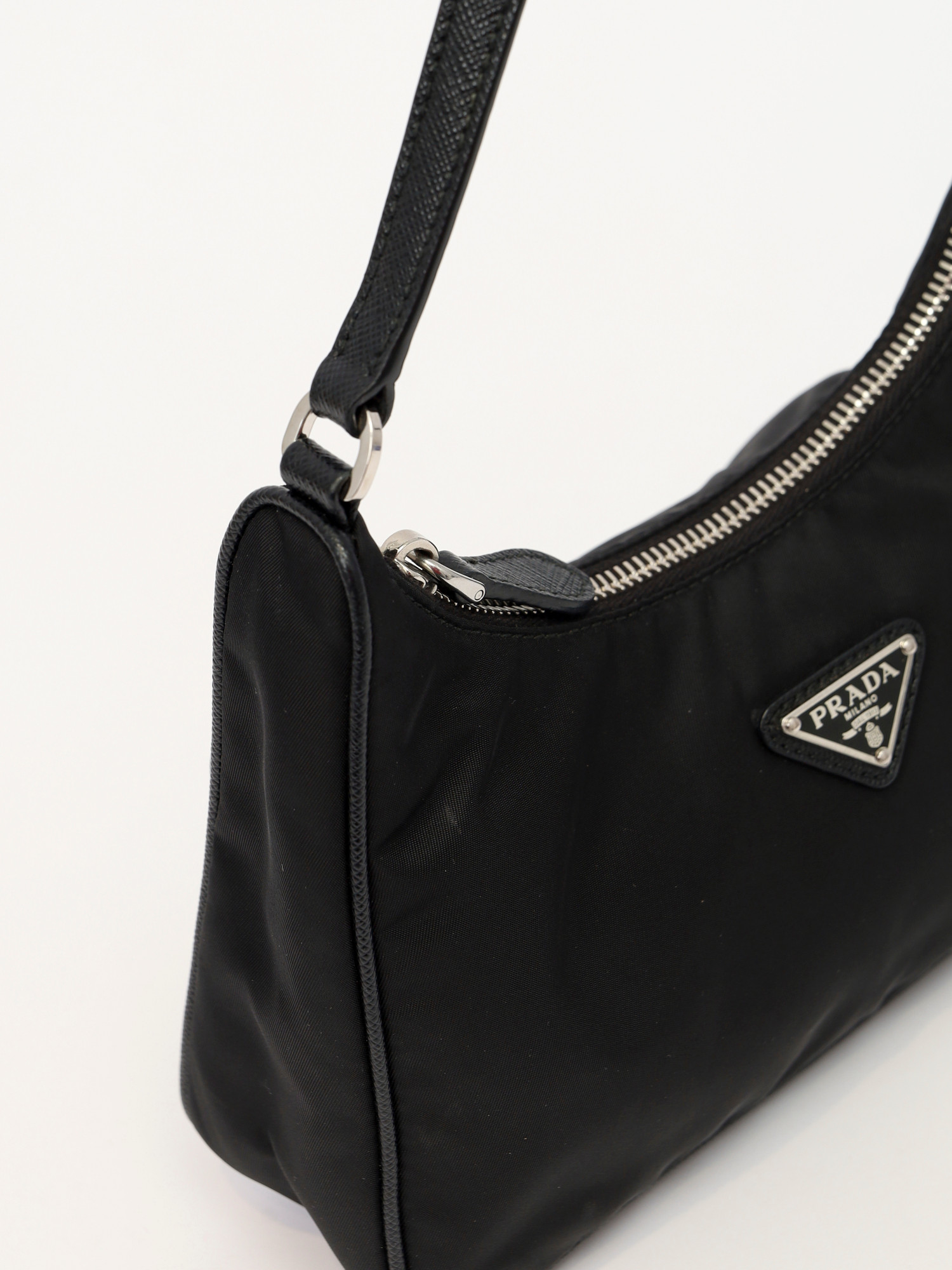 Сумки Prada Re-Edition 2005 изображение #7