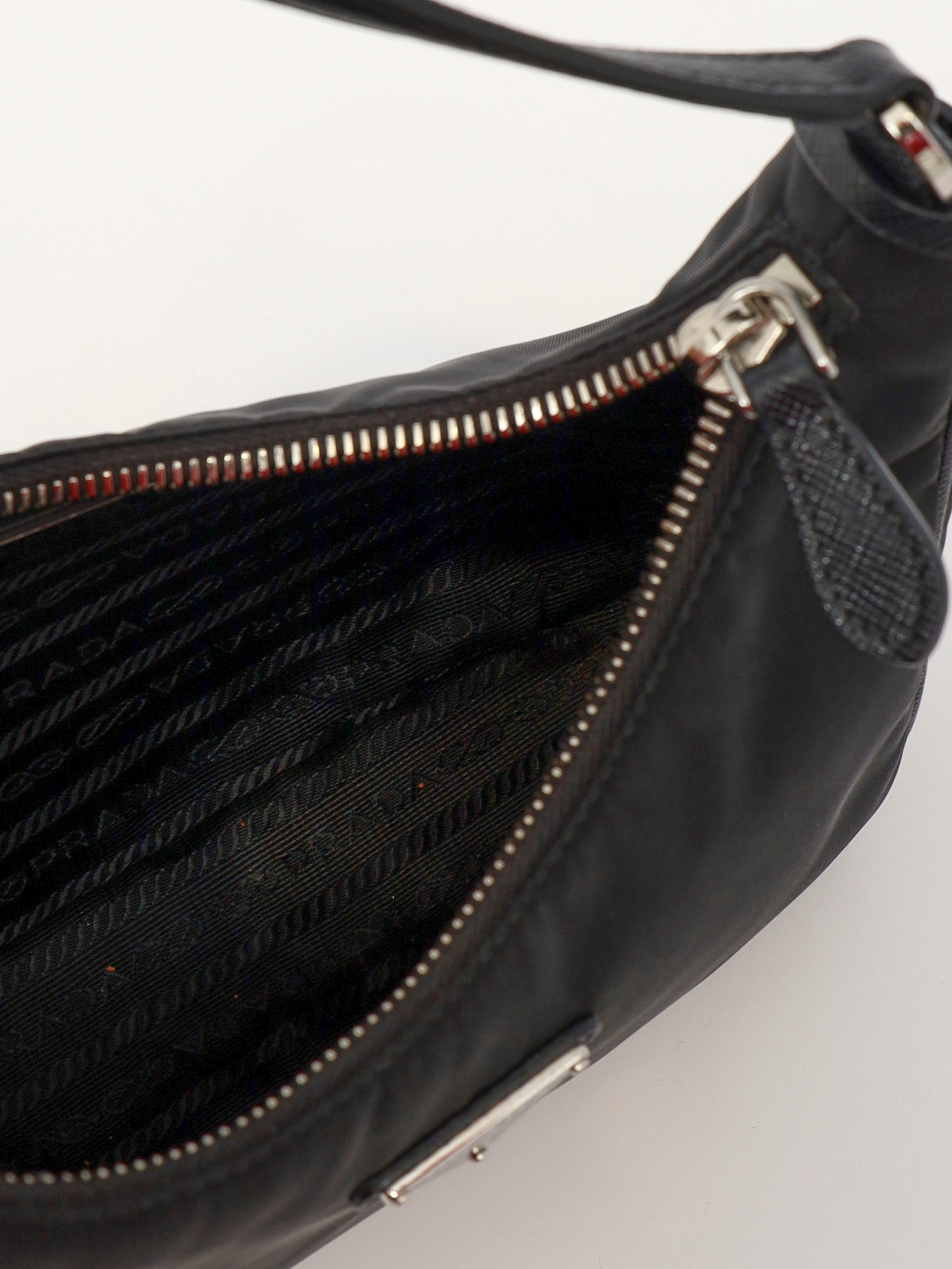 Сумки Prada Re-Edition 2005 изображение #11